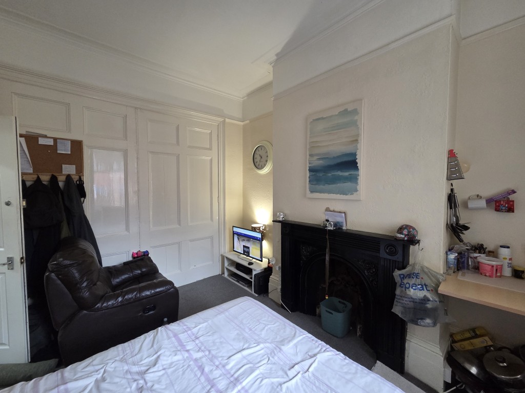 Lot: 166 - LAWFUL ESTABLISHED 8-BEDROOM HMO PRODUCING JUST UNDER £70,000 PER ANNUM - Ground floor bedroom